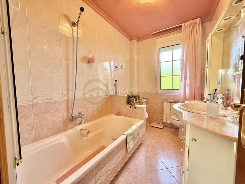 Foto 0da19865-88ff-4217-8970-830a9dab0cb0. Casa amb calefacció aparcament piscina a Pillarno Castrillón