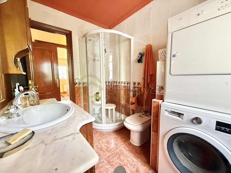 Foto fbf63725-27aa-47c1-9c2c-4d9653e0af80. Casa amb calefacció aparcament piscina a Pillarno Castrillón