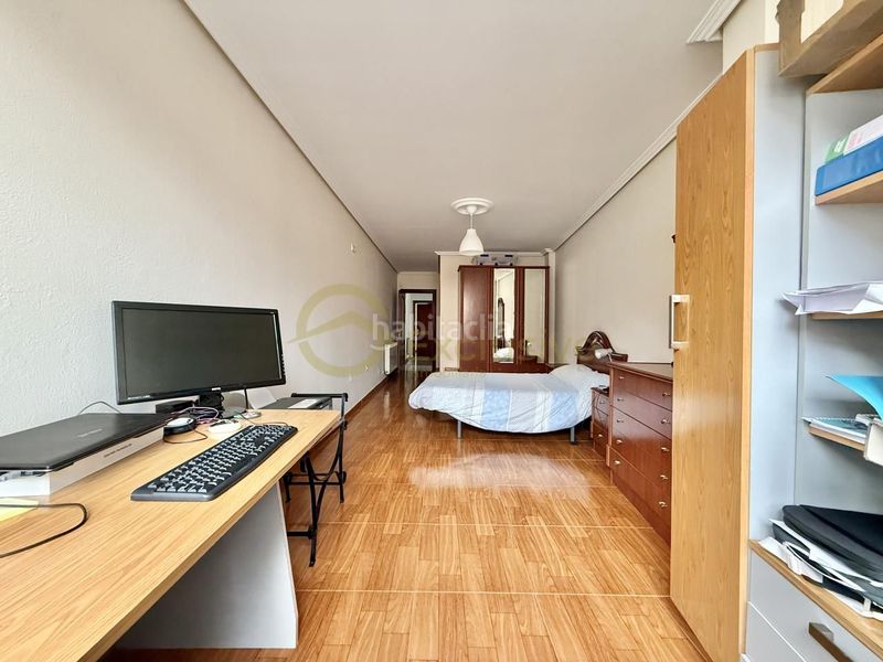 Foto d9362716-4bc3-49f3-94d4-0dfc60ba5512. Casa adossada a rivero 28 a Centro Avilés