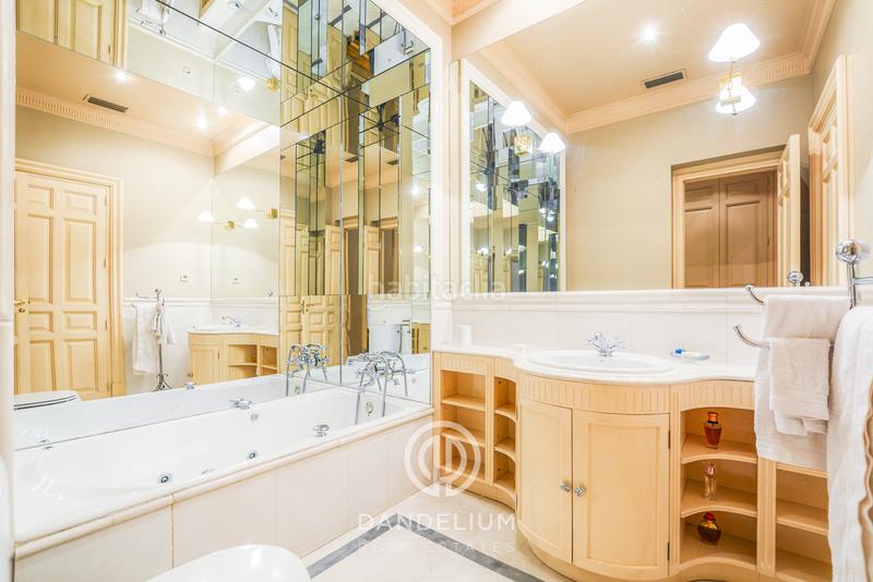 Foto 635ba1b8-bdb0-46be-a59e-b9d38a885244. Lloguer pis amb xemeneia calefacció aparcament a Madrid