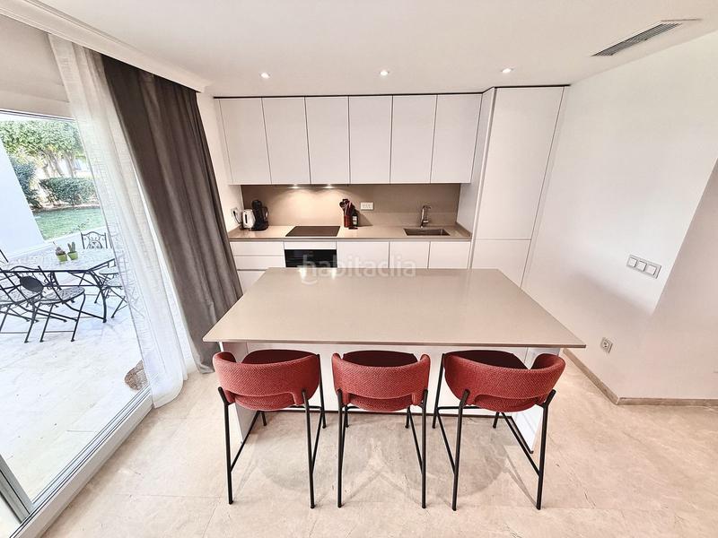 Foto 472db9cb-4455-4e56-b0bf-404d74ccca55. Lloguer planta baixa amb piscina a El Velerín Estepona