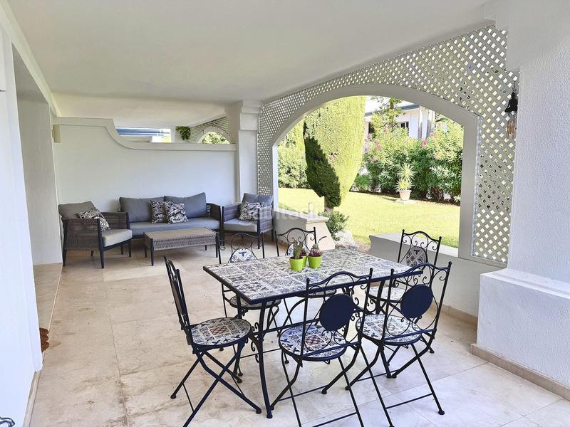 Foto 45965e7f-9cc2-4a94-b5cd-9043c1156129. Location rez-de-chaussée avec piscine dans El Velerín Estepona