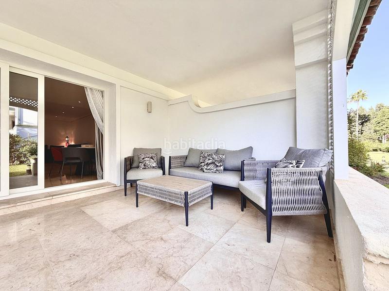 Foto 5ff6bc99-599c-4db8-a0eb-eeda66a5df7e. Location rez-de-chaussée avec piscine dans El Velerín Estepona