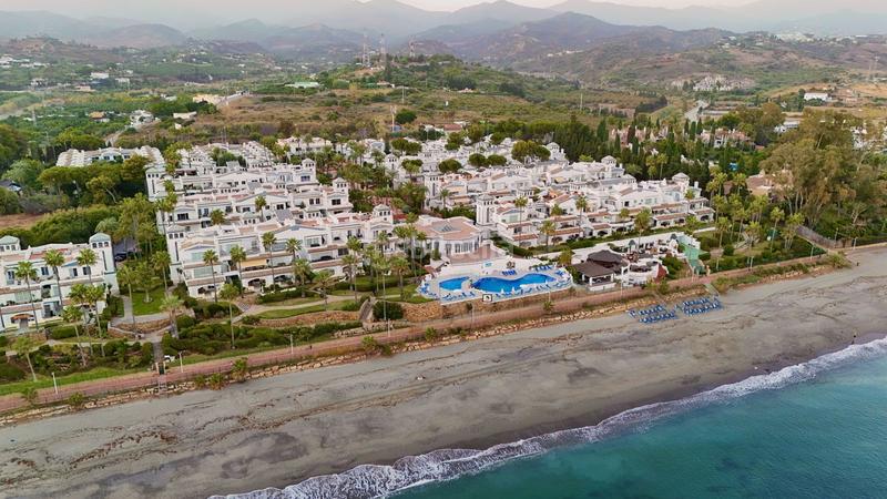 Foto 70d749eb-0bbb-45de-adbf-bfbafe633aac. Location rez-de-chaussée avec piscine dans El Velerín Estepona