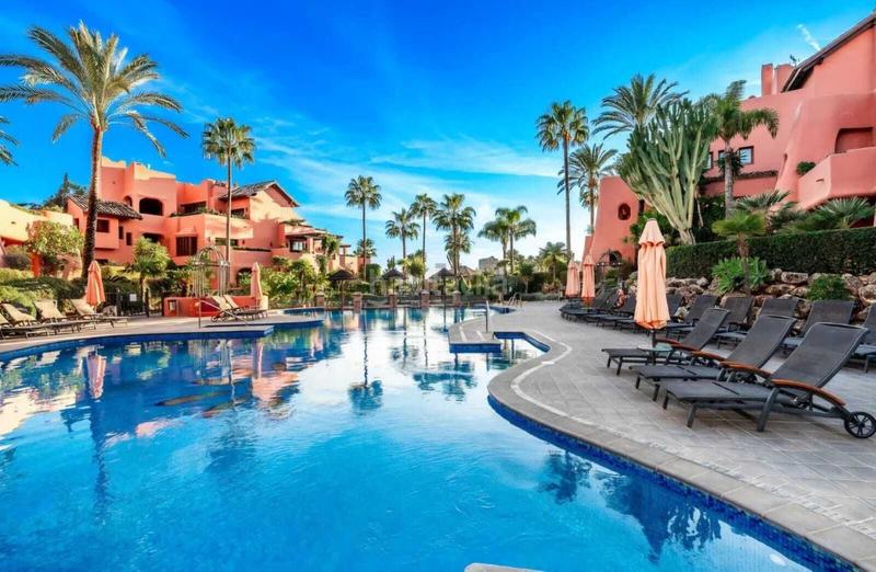 Foto 4264d42f-98ff-44a9-adeb-07d5a883e723. Dachwohnung mit parking pool in Guadalmansa Estepona