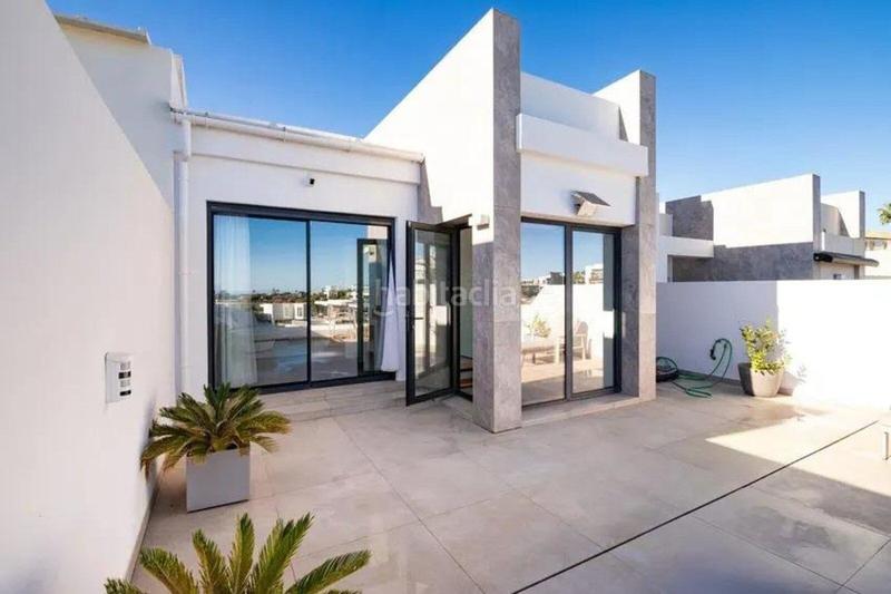 Foto ae3d076d-94ba-42f5-b9e5-a04bf332c9b2. Casa adossada amb aparcament piscina a Cabopino - Artola Marbella