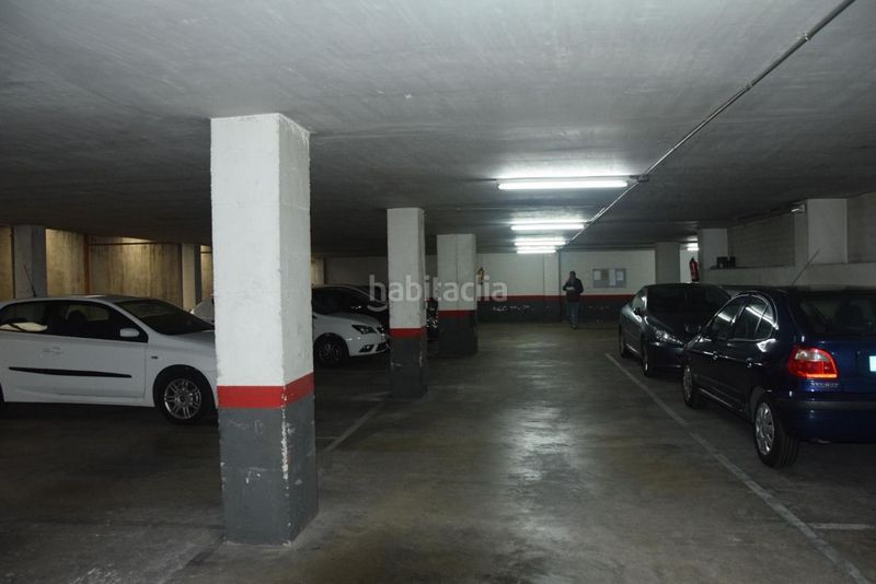 Foto f728a89f-c0ee-42bc-81f6-9e5e50cdafe1. Aparcament cotxe a El Camp de l´Arpa del Clot Barcelona