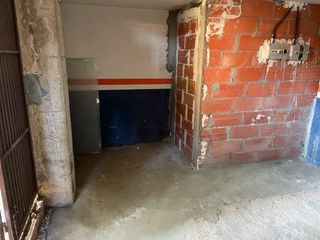 Lloguer Local Comercial  Avinguda de frederic rahola. Local 28 m2 exterior font d'en fargues. 250 €