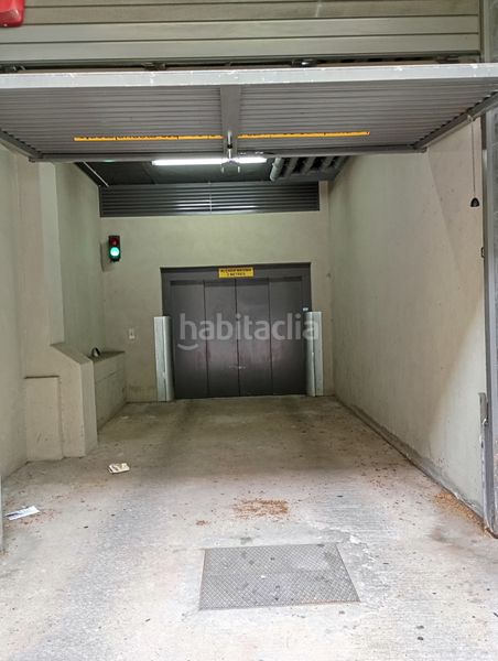 Foto c83bb85c-2b62-44b9-aa0d-cc09d8868217. Aparcament cotxe a El Camp de l´Arpa del Clot Barcelona