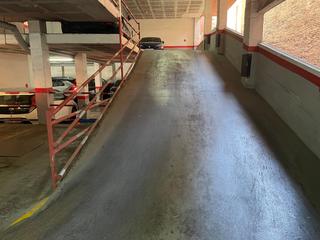 Lloguer Aparcament cotxe a Carrer de garcilaso 235. Parking en alquiler para coche mediano garcilaso/acacias