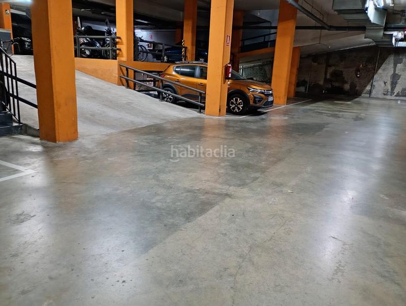 Foto d0f7d226-0d57-49b6-88d2-0753a1fe553d. Location parking voiture dans carrer de fluvià 107 dans Barcelona