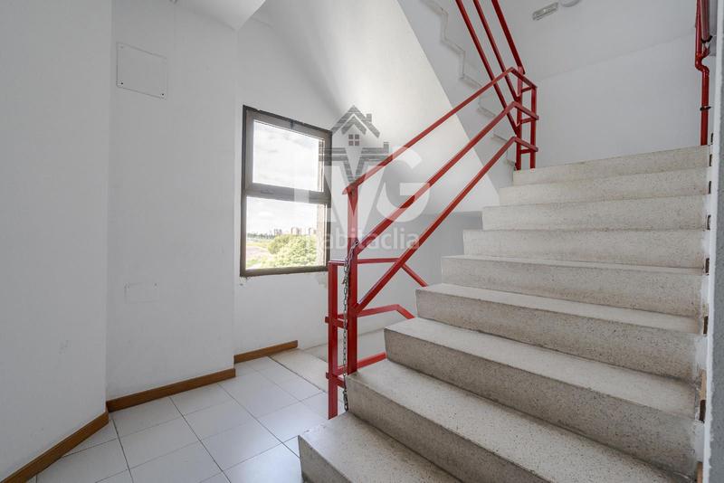 Foto ccb7da36-14c2-4985-b3d3-672176c2efc9. Local comercial oficina en venta en calle luis i en Madrid