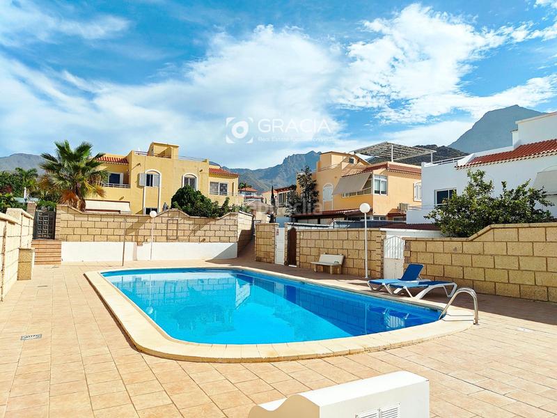 Foto 4ad5fcca-6ef0-4a53-a35a-6c0c15dac719. Reihenhaus mit parking in Playa Fañabé Alto Adeje