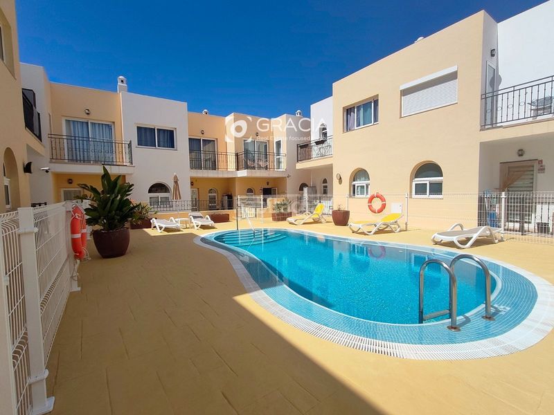 Foto 37f1d7db-35e8-439a-8788-8a9afe23965d. Casa adossada amb piscina a Palm - Mar Arona