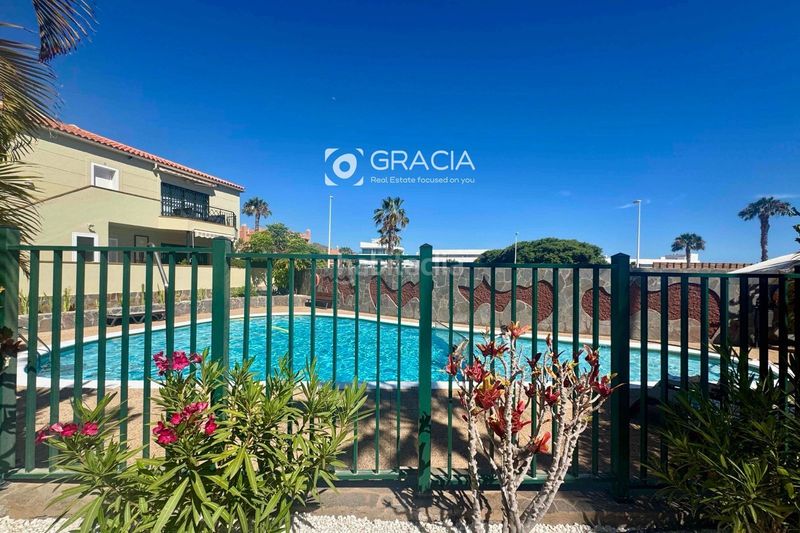 Foto eacb8c4a-f3d7-4014-93da-41c7aea72623. Casa adossada amb aparcament piscina a Playa del Duque Adeje