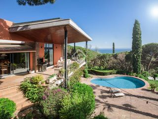 Chalet en Cabrera de Mar. Espaciosa villa en una gran parcela con vistas al mar y piscina