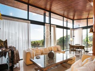 Chalet en Cabrera de Mar. Espaciosa villa en una gran parcela con vistas al mar y piscina