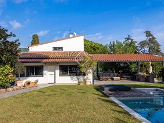 Xalet a Cabrera de Mar. Casa con licencia turística de 4 dormitorios en venta en el cent