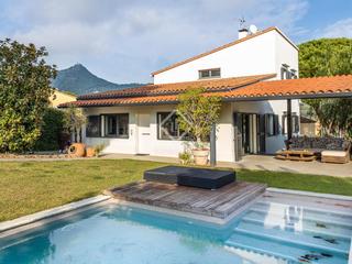 Chalet en Cabrera de Mar. Casa con licencia turística de 4 dormitorios en venta en el cent