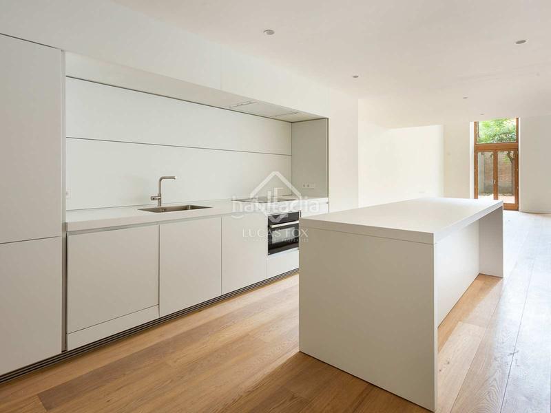 Foto 81b22962-0213-41e8-a9d7-8dcec9ebb65c. Piso bonito piso dúplex con jardínpatio en venta en eixample derecho, en Barcelona