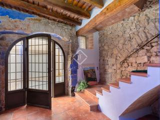 Masia a Ullà. Casa de pueblo del siglo xvii con 6 dormitorios, jardín y garaje