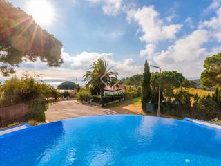 Xalet a Santa Maria de Llorell. Fantástica villa moderna con vistas al mar, en venta en la urban