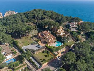 Xalet a Tamariu. Villa de 5 dormitorios en venta en un entorno verde y tranquilo