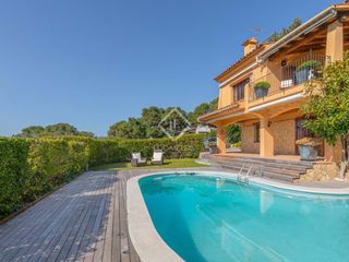 Chalet en Tamariu. Villa de 5 dormitorios en venta en un entorno verde y tranquilo