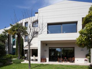 Chalet en Alella. Villa de diseño en venta en alella, a 20 minutos de barcelona, a