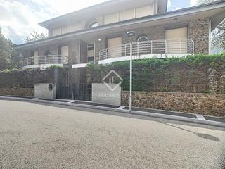 Chalet en Escaldes-Engordany. Villa de 8 dormitorios, 367m de jardín y piscina privada en vent