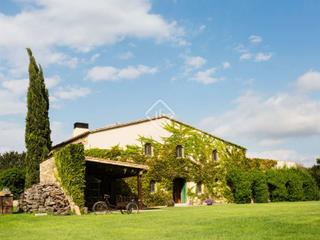Masia a Cassà de la Selva. Extraordinaria masía centenaria con 35 hectáreas de terreno y ex