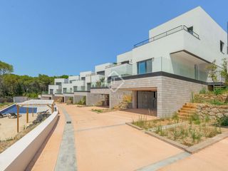 Chalet in Llafranc. Villa de obra nueva con vistas al mar en venta en llafranc