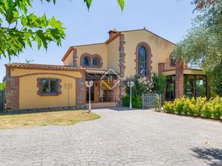 Xalet a Peralada. Casa  villa en excelentes condiciones de 5 dormitorios en venta