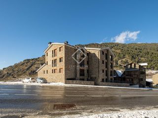 Chalet à Soldeu-Incles. Edificio de inversión en excelentes condiciones, con gran potenc