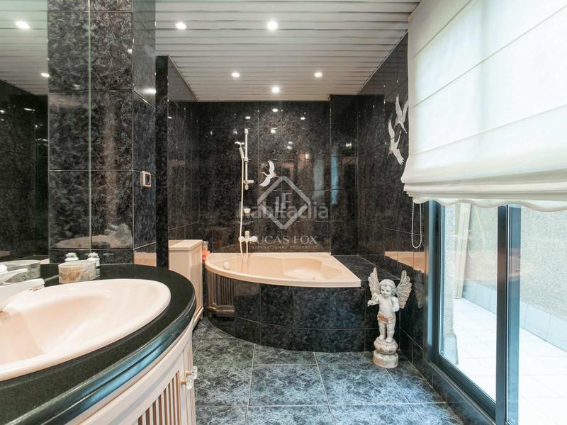 Foto b00e4f6e-5d64-43f7-974a-e1e28c525edd. Ático en venta ático dúplex en leixample izquierdo, con seis dormitorios dobles, seis cuartos de baño y una gran terraza en Barcelona