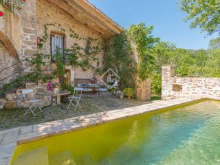 Masia a Esponellà. Encantadora casa de pueblo en venta en un idílico entorno alrede