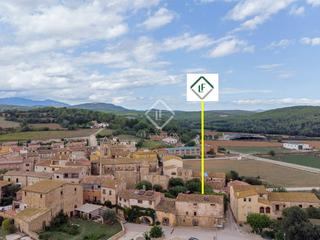 Masia a Cistella. Casa pairal totalmente a reformar con jardín privado en venta en