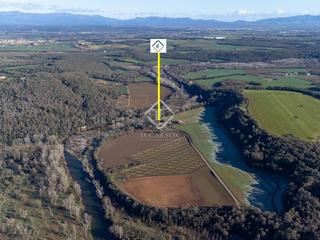 Masia a Cabanelles. Finca rústica con masia para renovar y casi 25 hectáreas de terr