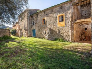 Mas à Cabanelles. Finca rústica con masia para renovar y casi 25 hectáreas de terr