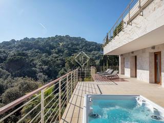 Xalet a Santa Maria de Llorell. Estupenda villa con vistas al mar en excelentes condiciones, en