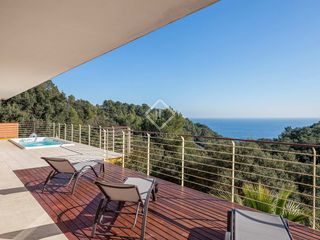 Chalet en Santa Maria de Llorell. Estupenda villa con vistas al mar en excelentes condiciones, en