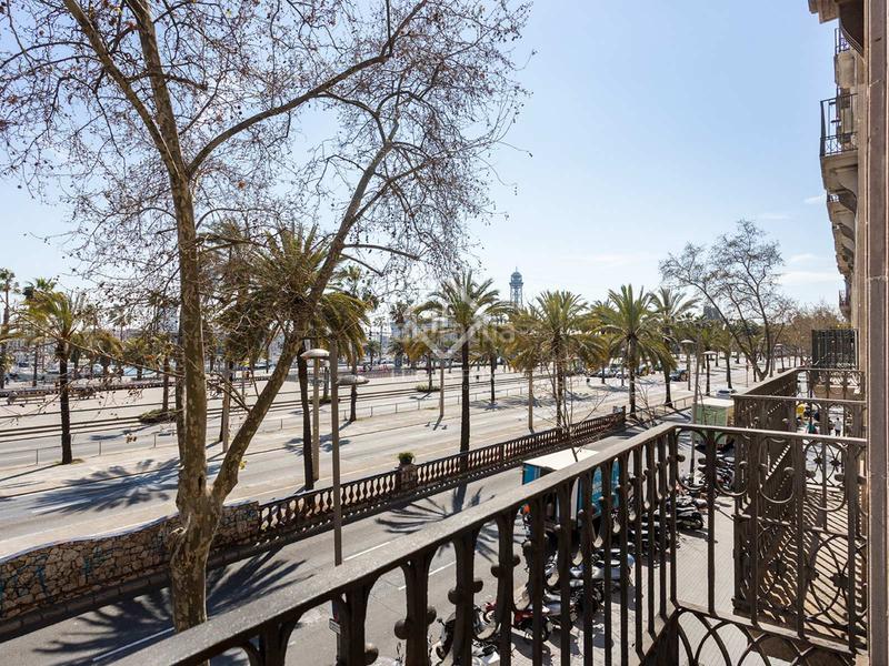 Foto 94c68766-a6e3-4c7b-a3b2-7335ded2b8c4. Piso exclusiva vivienda reformada en finca regia con vistas al port vell, en venta en el gótico en Barcelona