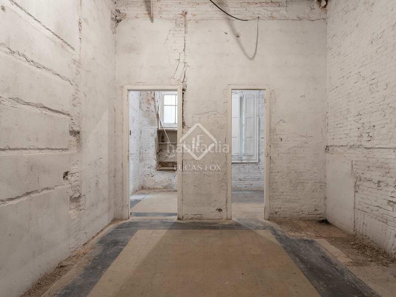 Foto aad6e6ff-2f44-4840-80ad-7e9e0750e6d6. Piso exclusiva vivienda reformada en finca regia con vistas al port vell, en venta en el gótico en Barcelona
