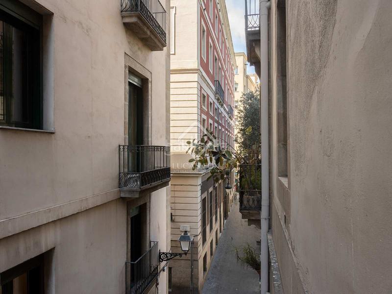 Foto b18e6216-01b7-473b-b230-daddb47d0c64. Piso exclusiva vivienda reformada en finca regia con vistas al port vell, en venta en el gótico en Barcelona