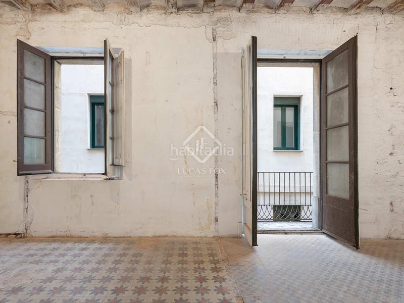 Foto c9aeeada-41d7-420b-8bfa-778c53b03c6c. Piso exclusiva vivienda reformada en finca regia con vistas al port vell, en venta en el gótico en Barcelona
