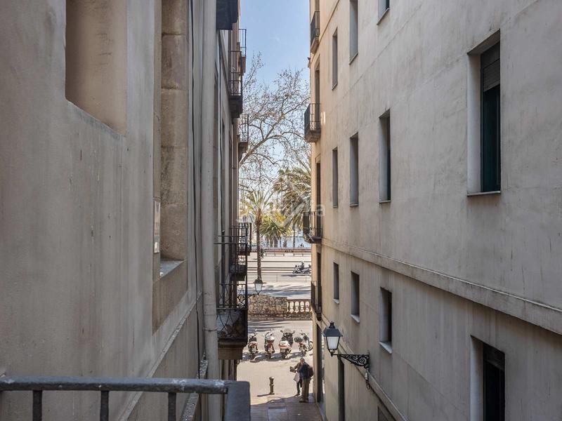 Foto ea451742-182e-4278-b69c-a530b0ba64d6. Piso exclusiva vivienda reformada en finca regia con vistas al port vell, en venta en el gótico en Barcelona