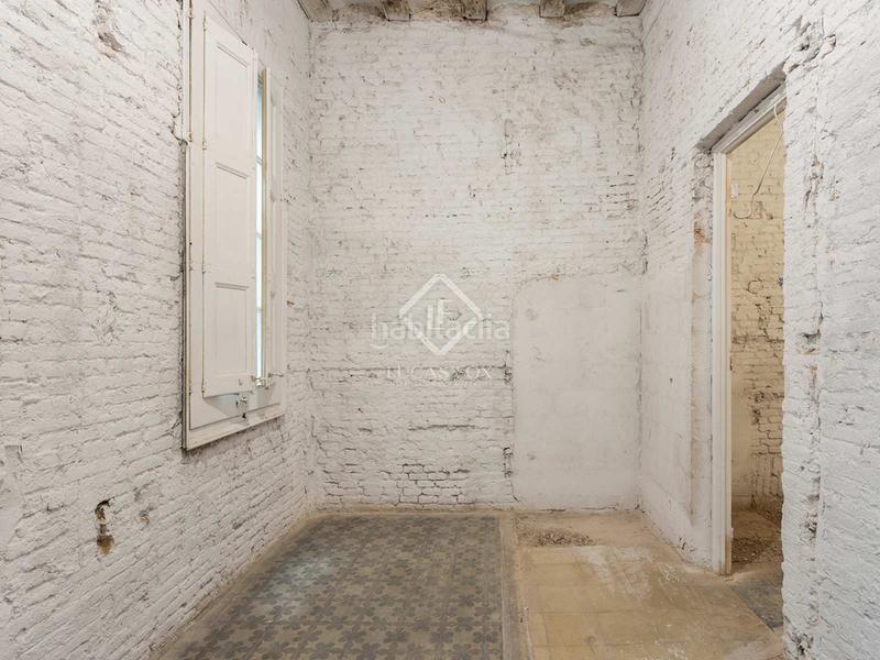 Foto fc135f37-334f-41f2-8c35-59984ffdbc7b. Piso exclusiva vivienda reformada en finca regia con vistas al port vell, en venta en el gótico en Barcelona