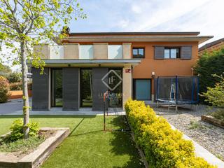 Chalet en Vallromanes. Fantástica villa en excelentes condiciones de 4 dormitorios en v