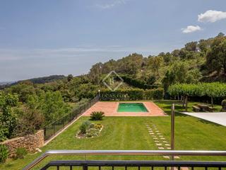 Masia a Lladó. Casa rural de 5 dormitorios con 3,000m de jardín en venta en alt