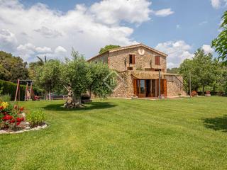 Mas à Lladó. Casa rural de 5 dormitorios con 3,000m de jardín en venta en alt